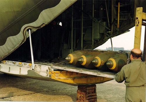 4 211 bombas de 1000 lbs Mk17