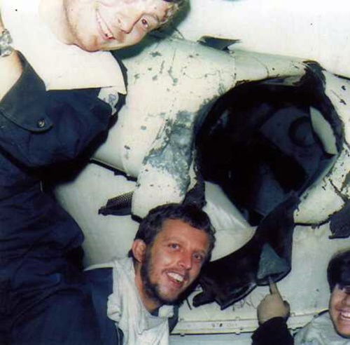 11 quien Tripulantes del destructor HMS Glasgow indican la perforación producida por la bomba de 1000lb Mk-17
