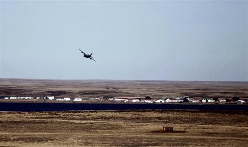A British military Hercules plane flies over Goose Green, near Port Stanley March 16, 2012. Diplomatic tensions between Argentina and Britain have been rising in the run up to the 30th anniversary of the Falklands War fought over the islands. REUTERS/Marcos Brindicci (FALKLAND ISLANDS - Tags: MILITARY TRANSPORT ANNIVERSARY POLITICS)