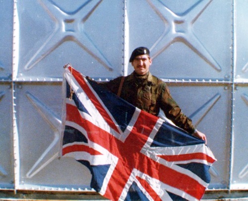 64 Aeropuerto Malvinas 2 de abril El Cabo Manuel Cordoba posando con la bandera britanica