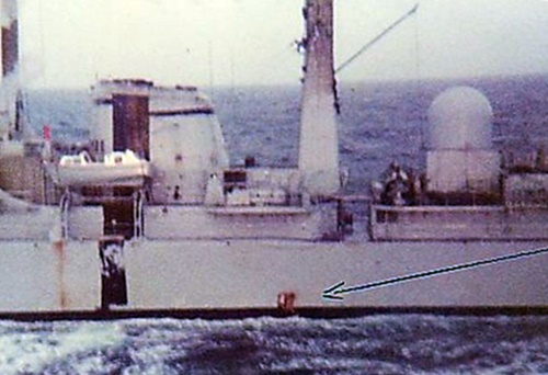 7 quien perforación sobre el destructor Clase 42 HMS Glasgow bomba de 1000lb sobre su línea de flotación