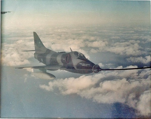 C-321 al mando del Primer Teniente Ureta,rebasteciéndose desde el TC-70 al regreso del ataque  Invincible