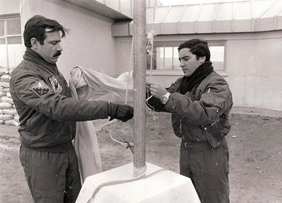 PRIMER TENIENTE URETA Y EL ALFÉREZ GERARDO ISAAC, REALIZAN LA CEREMONIA DE ARRÍO DEL PABELLÓN NACIONAL A SU REGRESO EL 30 DE MAYO DE 1982