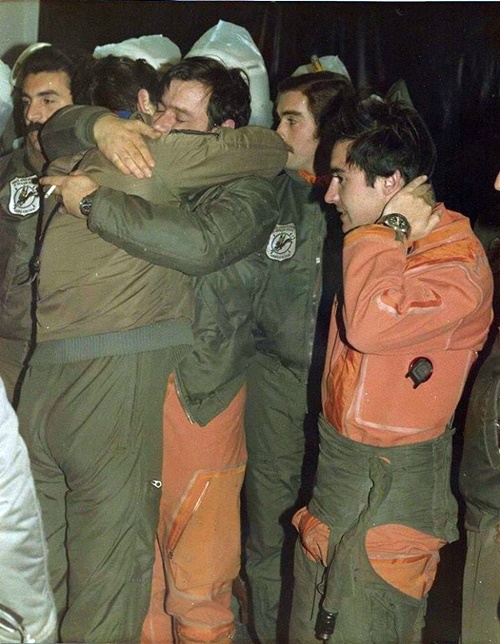 URETA E ISSAC EL DIA QUE REGRESARON DE LA MISION AL INVINCIBLE